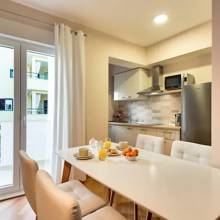 Dalmatino Apartment *